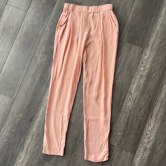 Wilfred (Aritzia) 100% silk tapered leg trousers, Peach colour, size XS - Picture 2 of 6
